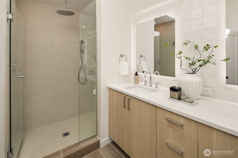 Property photo for 2530 30th Avenue W, Seattle photo 24
