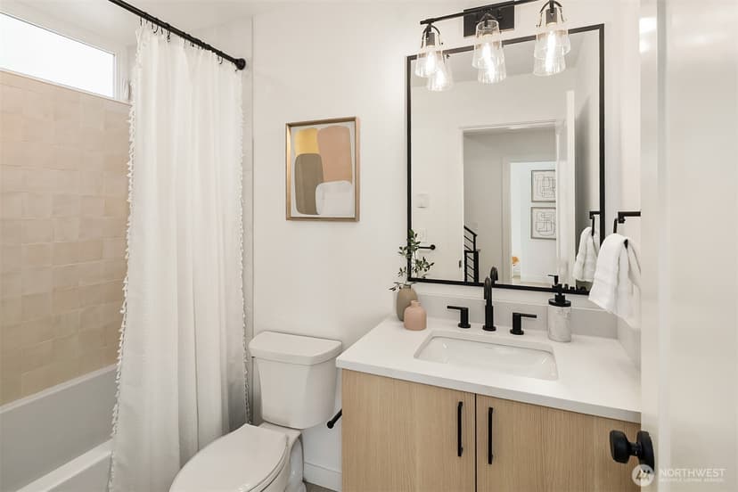 Property photo for 2530 30th Avenue W, Seattle photo 13