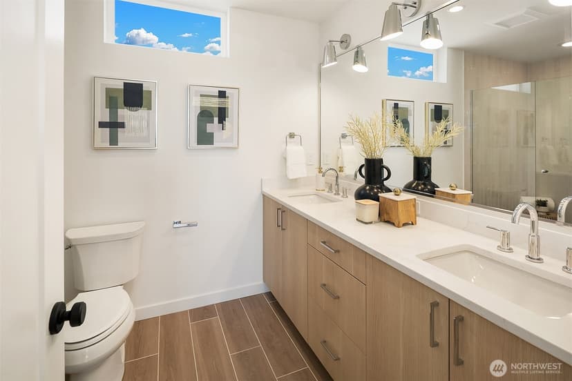 Property photo for 2528 30th Avenue W, Seattle photo 10