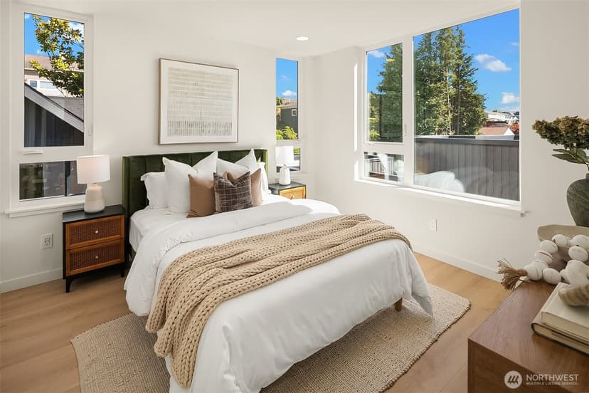 Property photo for 2528 30th Avenue W, Seattle photo 9