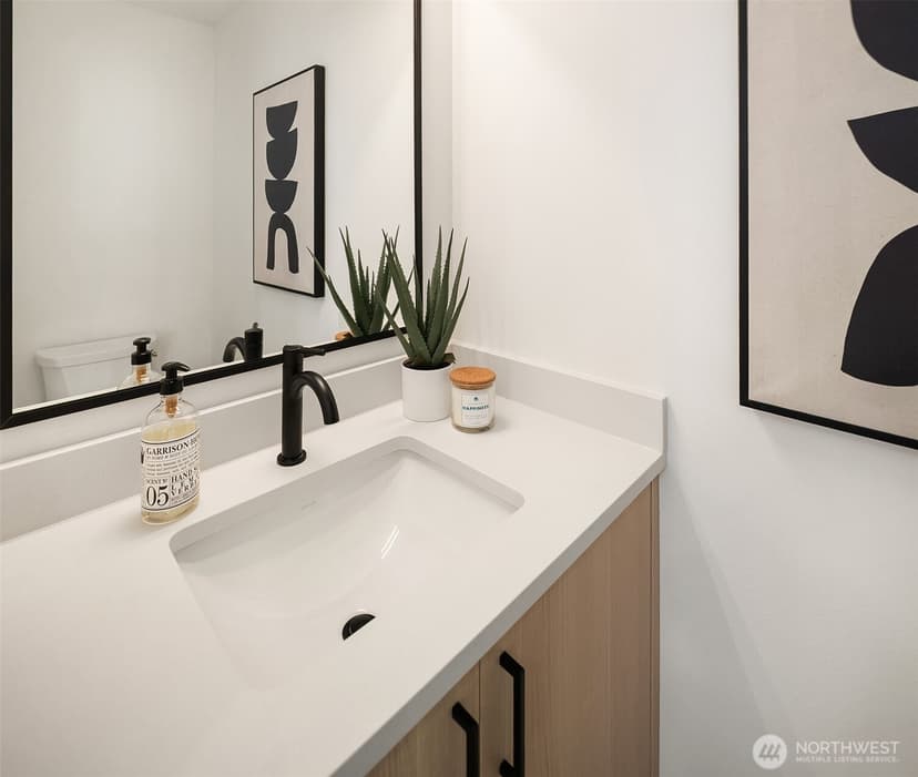 Property photo for 2528 30th Avenue W, Seattle photo 7