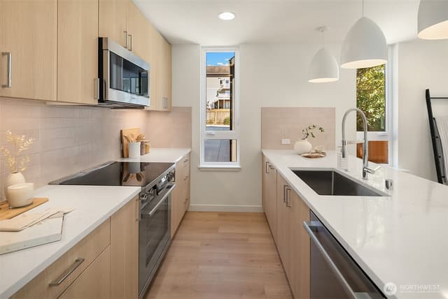 Property photo for 2528 30th Avenue W, Seattle photo 4