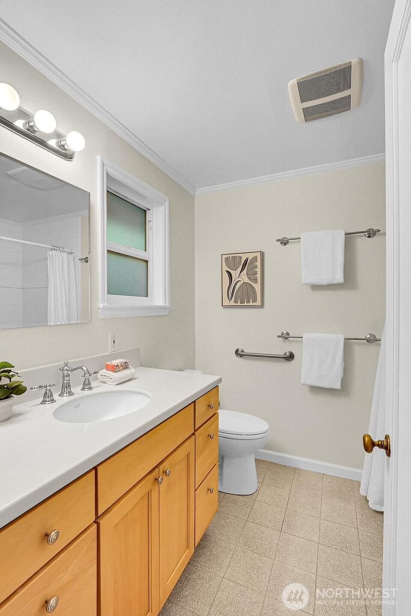 Property photo for 10527 23rd Avenue NE, Seattle photo 14