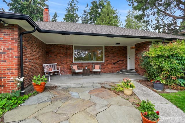 Property photo for 10527 23rd Avenue NE, Seattle photo 2