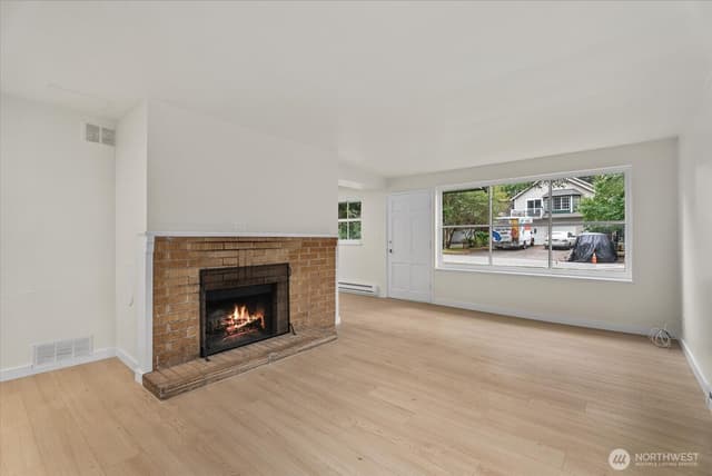 Property photo for 13525 Wallingford Avenue N, Seattle photo 4