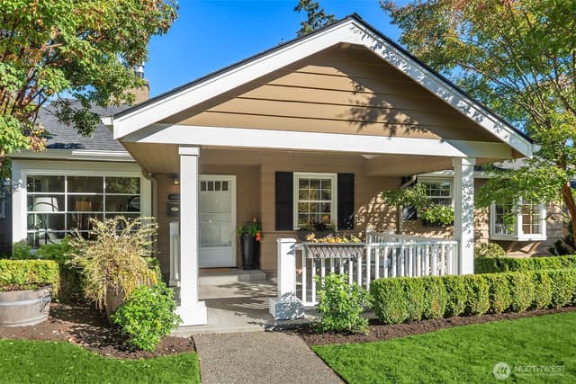 Property photo for 6818 49th Avenue NE, Seattle photo 2