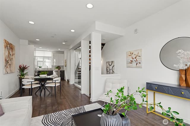 Property photo for 728 3rd Avenue N, Seattle photo 5