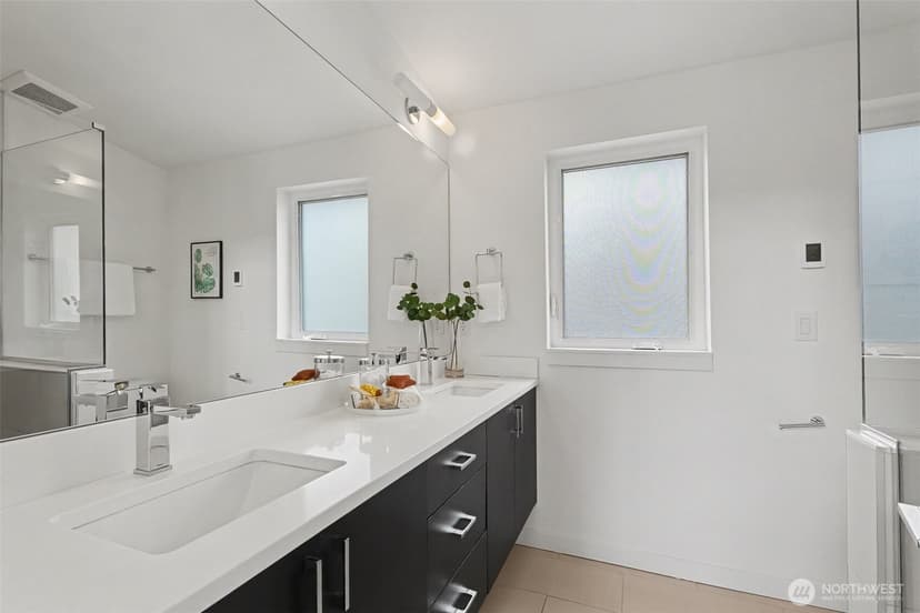 Property photo for 728 3rd Avenue N, Seattle photo 17