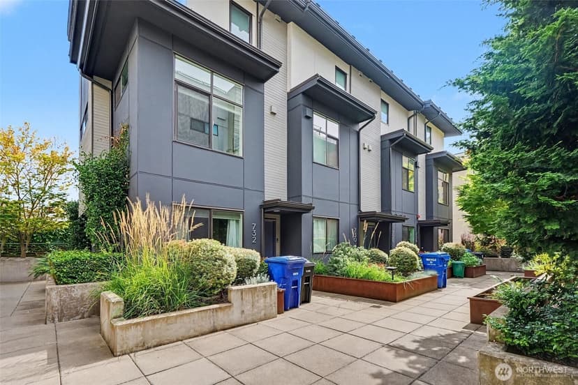 Property photo for 728 3rd Avenue N, Seattle photo 2
