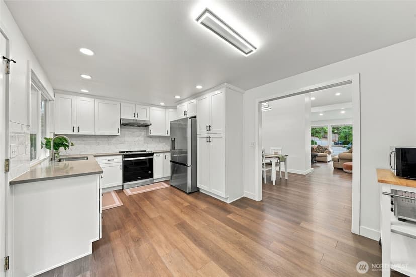 Property photo for 17101 NE 28th Place, Bellevue photo 11
