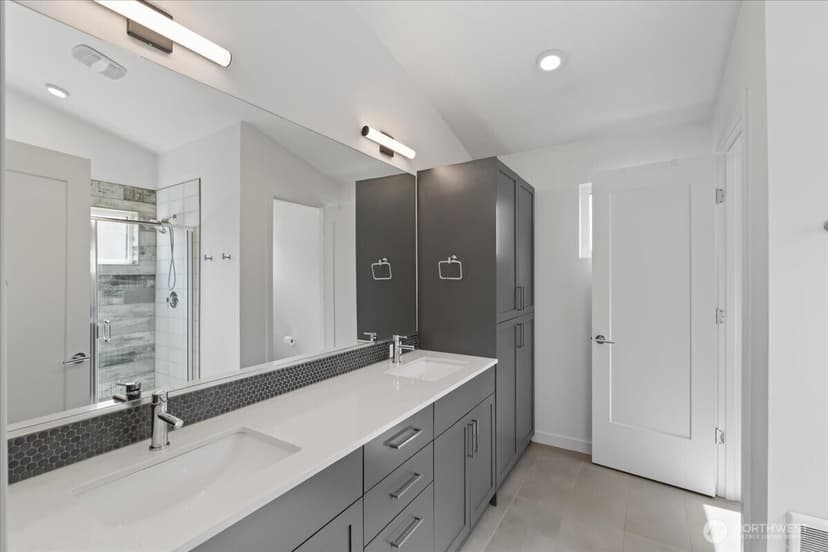 Property photo for 3821 S Cloverdale St, Seattle photo 27