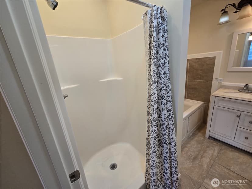 Property photo for 5802 Roosevelt Way NE, Seattle photo 13