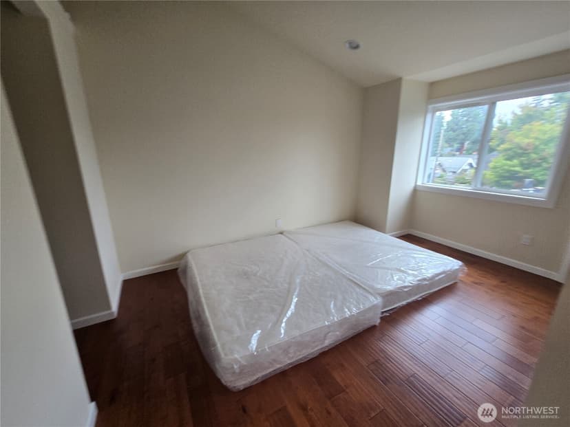 Property photo for 5802 Roosevelt Way NE, Seattle photo 11
