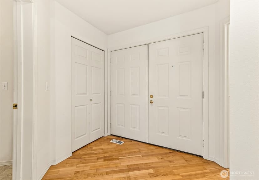 Property photo for 18555 NE 57th Street #18555, Redmond photo 4