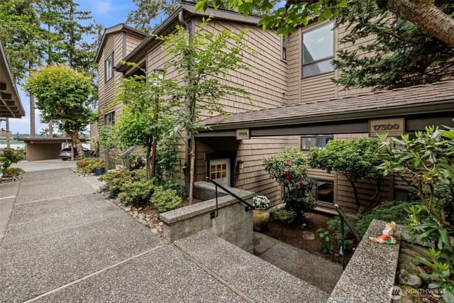 Property photo for 17498 NE 40th Place #I1, Redmond photo 3