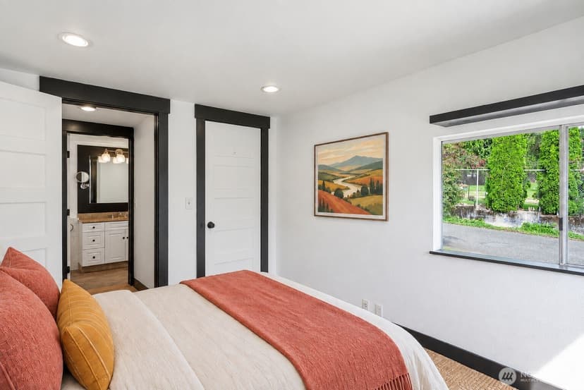 Property photo for 10915 North Park Avenue N, Seattle photo 16