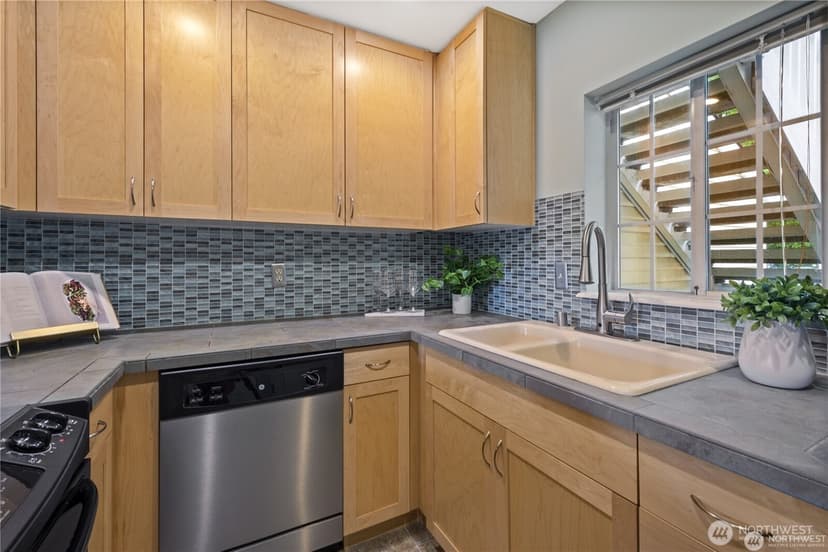 Property photo for 2610 118th Avenue SE #5-202, Bellevue photo 6
