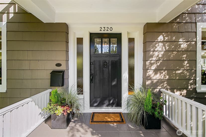 Property photo for 2320 Nob Hill Avenue N, Seattle photo 2