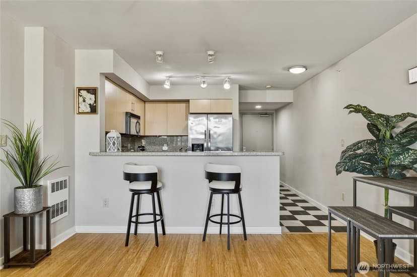 Property photo for 1100 106th Avenue NE #704, Bellevue photo 6