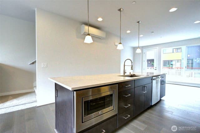 Property photo for 6542 32nd Avenue NE #B, Seattle photo 3