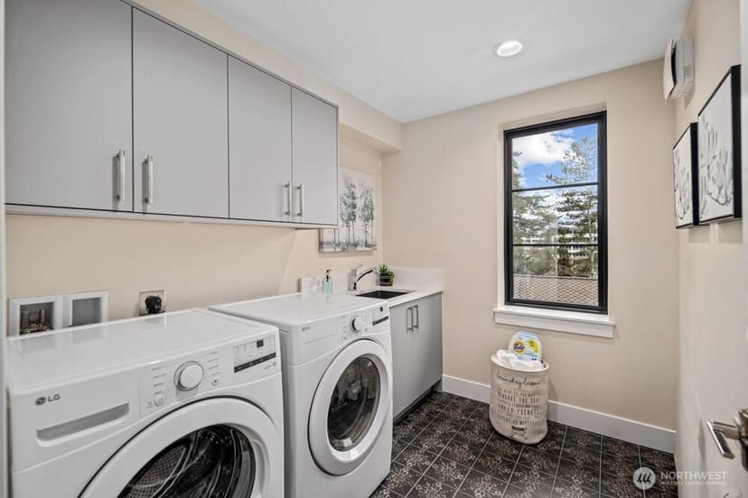 Property photo for 11223 NE 13th Lane, Bellevue photo 31