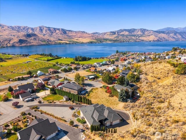 Property photo for 305 Orchard View Drive, Chelan photo 2