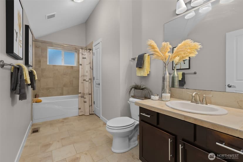Property photo for 221 1st Place NE, Issaquah photo 11