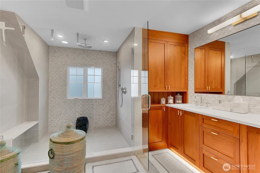 Property photo for 1612 5th Avenue N, Seattle photo 17