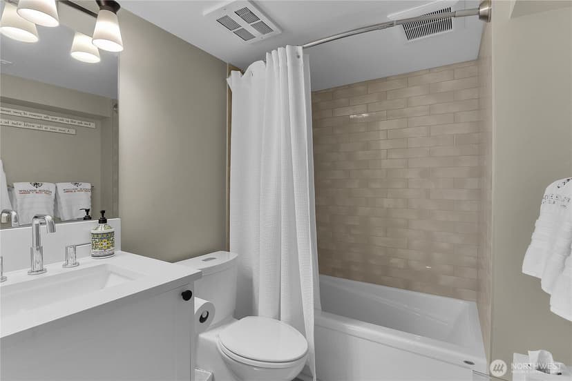 Property photo for 1612 5th Avenue N, Seattle photo 22