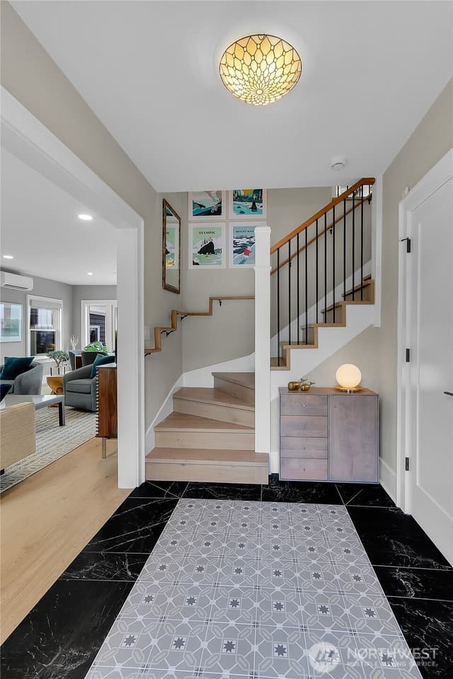 Property photo for 1612 5th Avenue N, Seattle photo 2