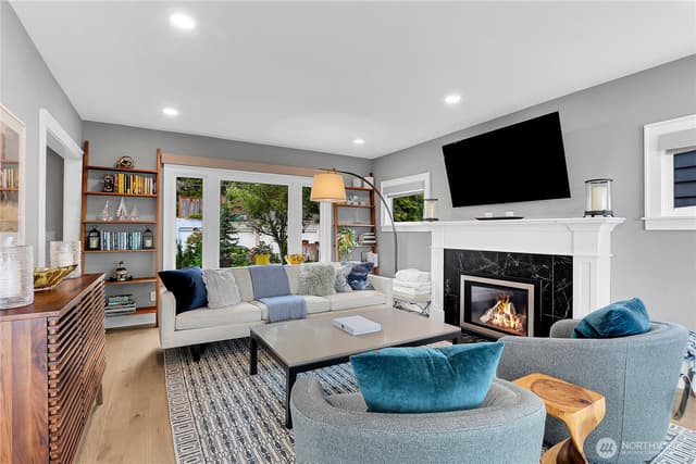 Property photo for 1612 5th Avenue N, Seattle photo 4