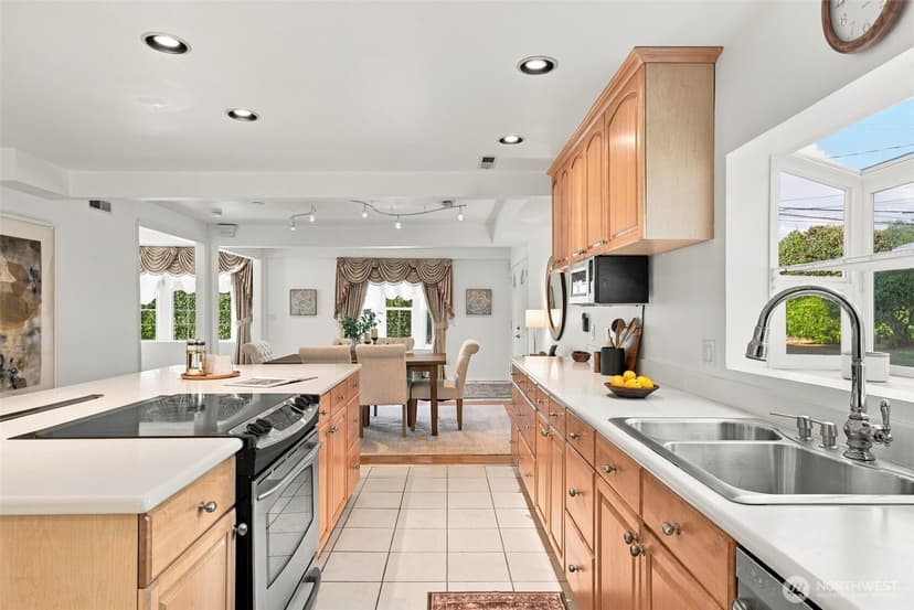 Property photo for 6605 SE 24th Street, Mercer Island photo 11