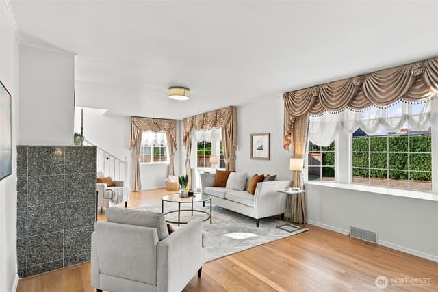 Property photo for 6605 SE 24th Street, Mercer Island photo 4