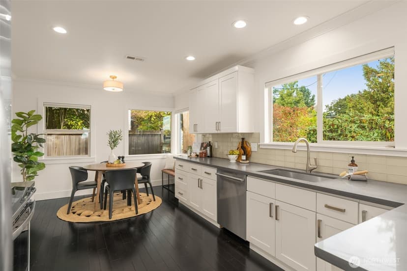 Property photo for 2301 19th Avenue S, Seattle photo 11