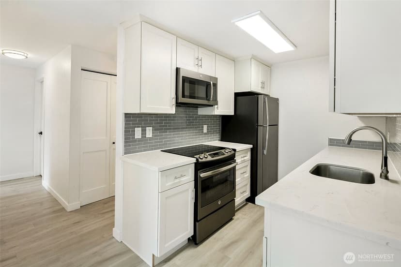 Property photo for 9255 Greenwood Avenue N #27, Seattle photo 4