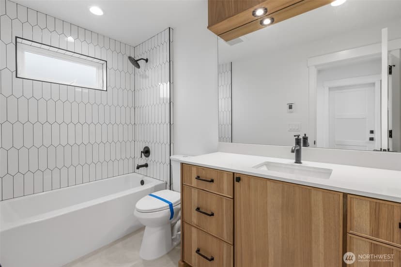 Property photo for 11050 2nd Avenue NW #B, Seattle photo 3