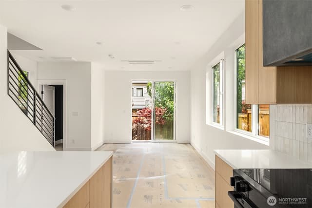 Property photo for 8544 Interlake Avenue N, Seattle photo 4