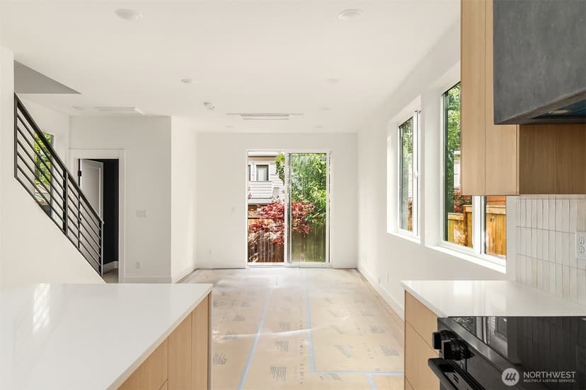 Property photo for 8544 Interlake Avenue N, Seattle photo 4
