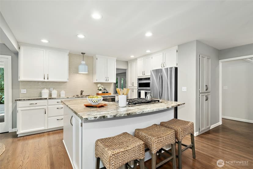 Property photo for 622 216th Avenue NE, Sammamish photo 2