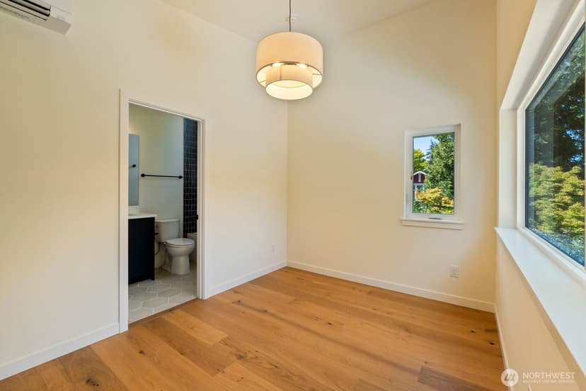 Property photo for 815 NE 100th Street, Seattle photo 15