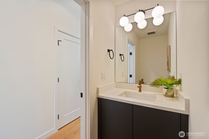 Property photo for 815 NE 100th Street, Seattle photo 9