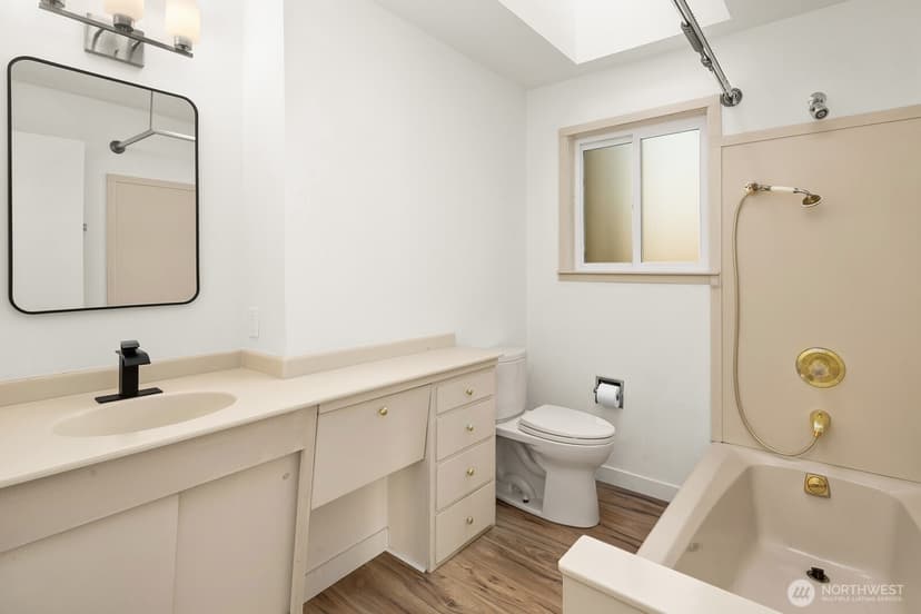 Property photo for 6633 NE Arrowhead Drive, Kenmore photo 12