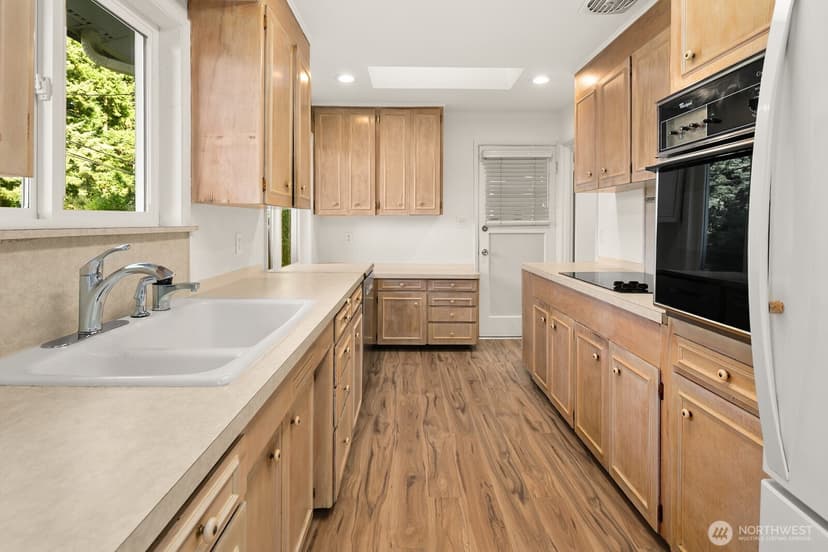 Property photo for 6633 NE Arrowhead Drive, Kenmore photo 7