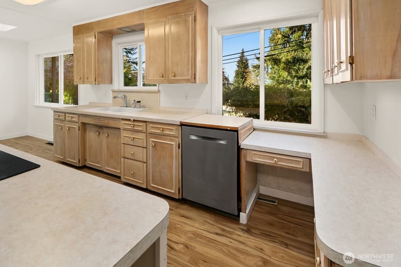Property photo for 6633 NE Arrowhead Drive, Kenmore photo 8