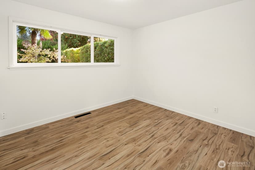 Property photo for 6633 NE Arrowhead Drive, Kenmore photo 11