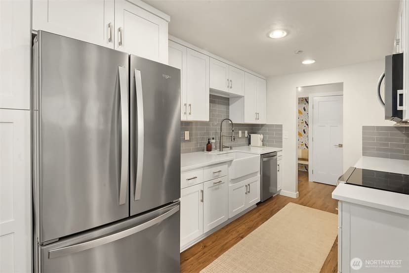 Property photo for 11556 Greenwood Avenue N #102, Seattle photo 3