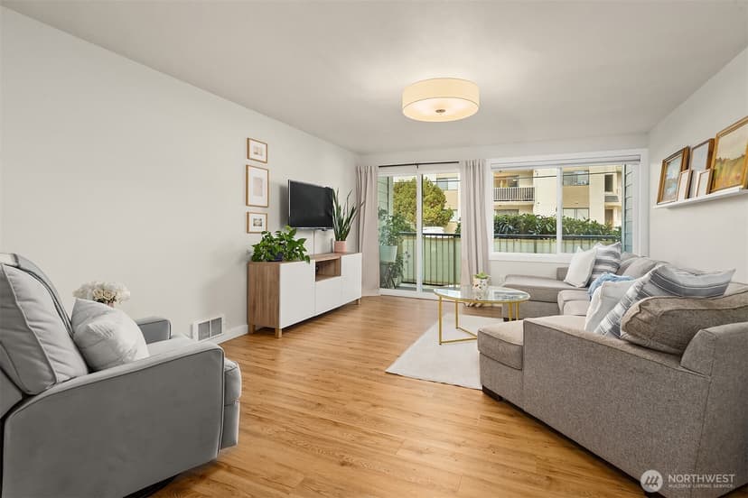 Property photo for 11556 Greenwood Avenue N #102, Seattle photo 6