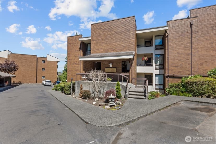 Property photo for 10903 Glen Acres Drive S #B, Seattle photo 5