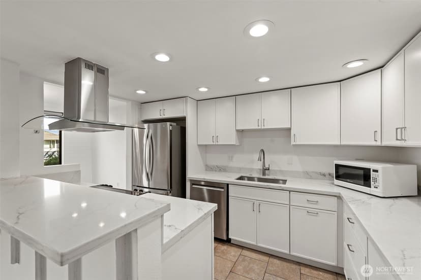 Property photo for 1605 5th Avenue N #102, Seattle photo 6