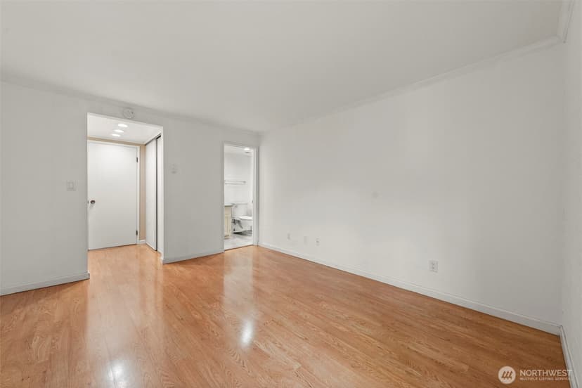 Property photo for 1605 5th Avenue N #102, Seattle photo 11